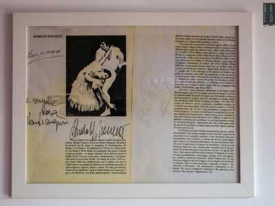 ...e una dedica del grande Rudolf Nureyev, l�artista russo che si esib� a Bari nel 1981, in un storico spettacolo al Teatro Petruzzelli